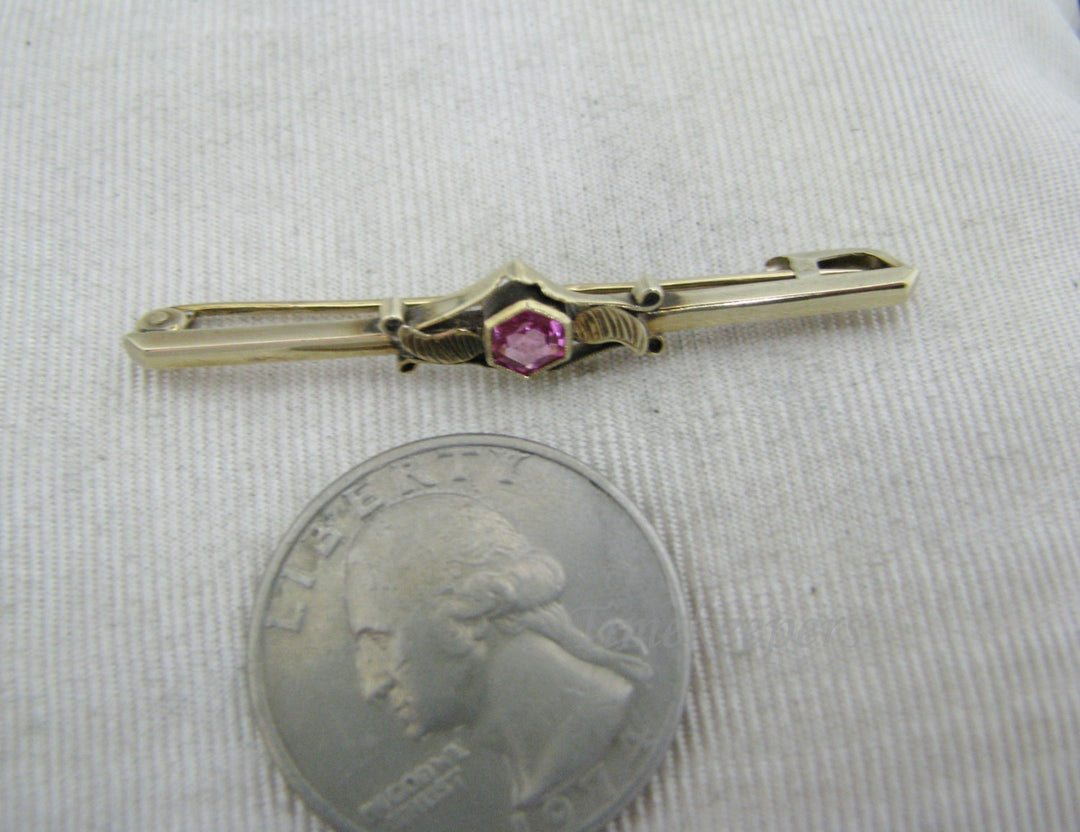 a1118 Pretty Vintage 10k Yellow Gold Bar Brooch with a Center Pink Stone