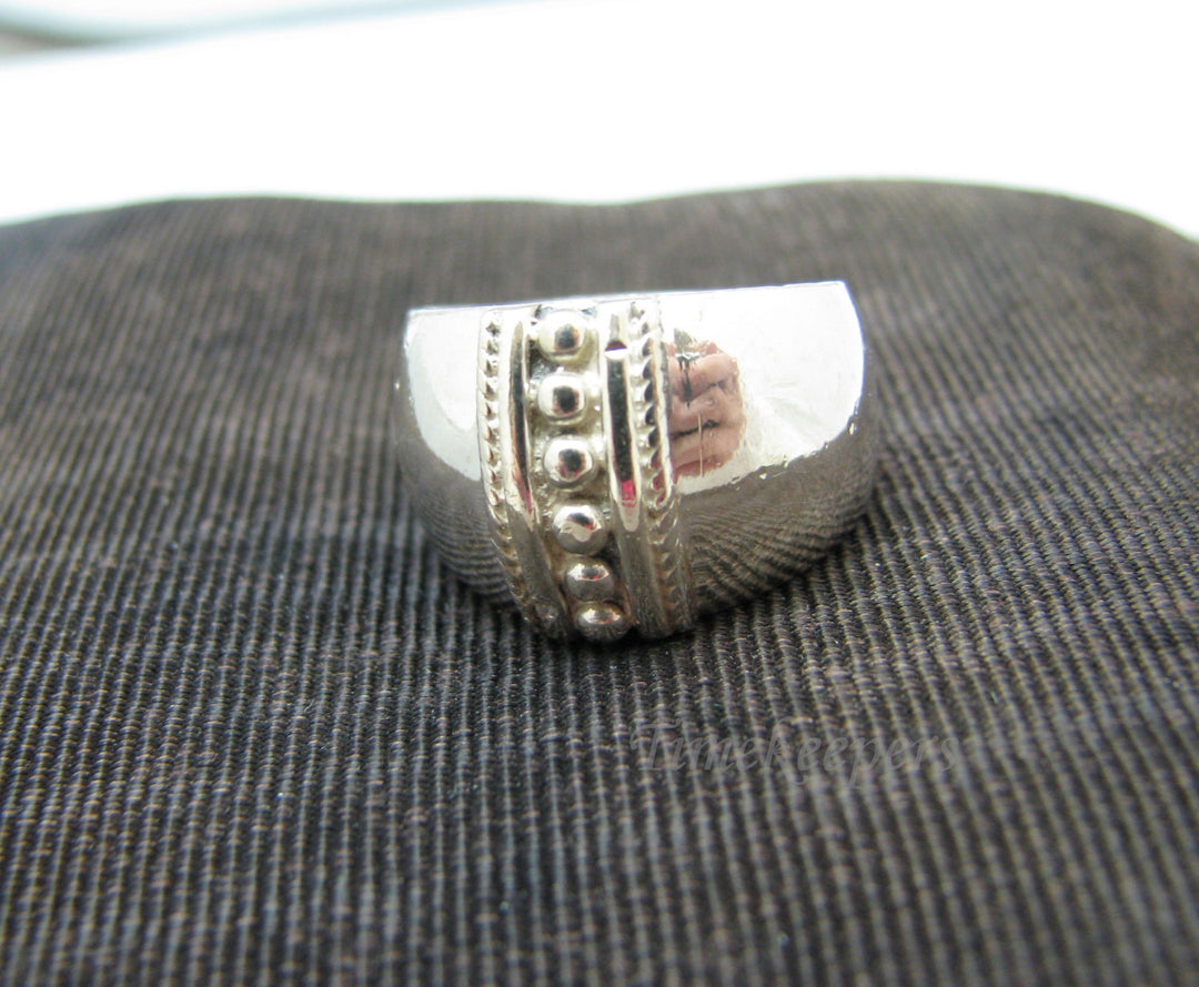 b066 Beautiful Sterling Silver Ring Featuring Silver Beads down the Center