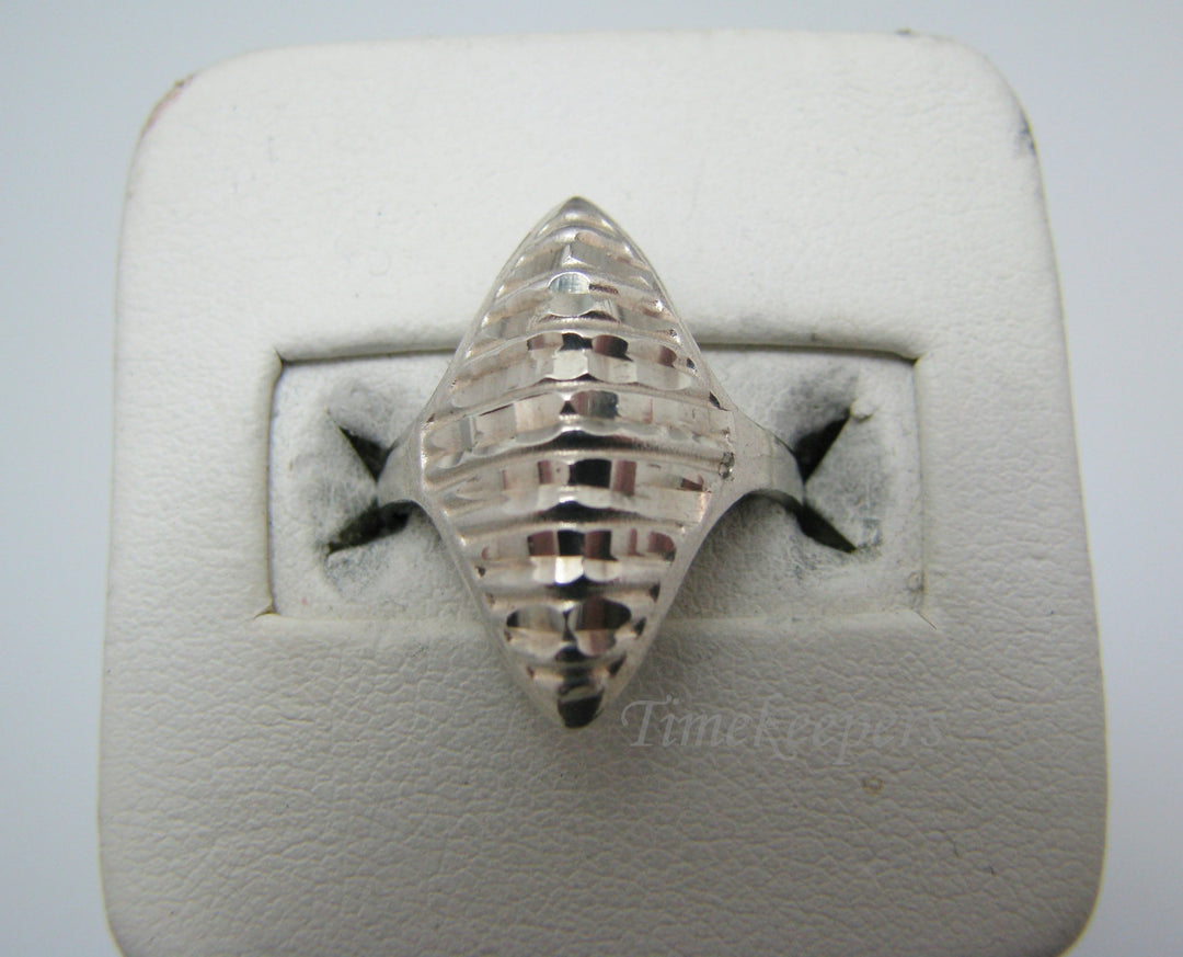 b097 Pretty Etched Sterling Silver Diamond Shaped Ring