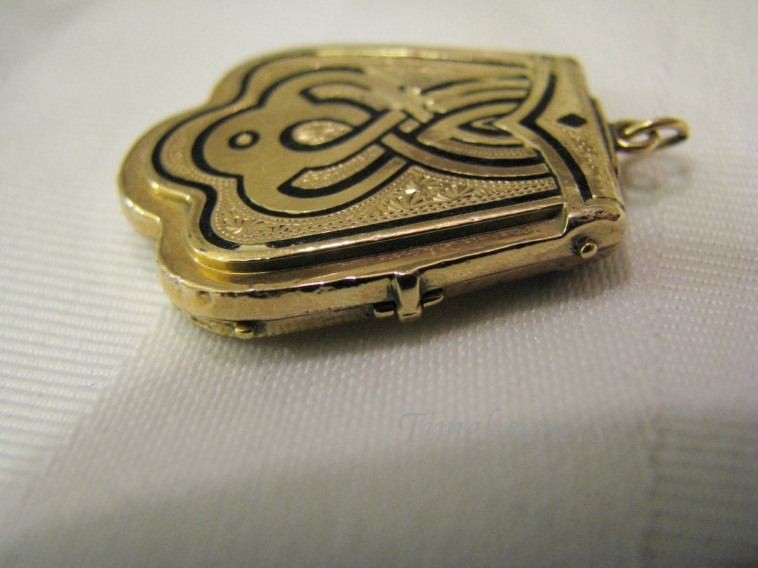 c019 Beautiful Vintage Etched 10k Yellow Gold Locket with Black Enamel Accents