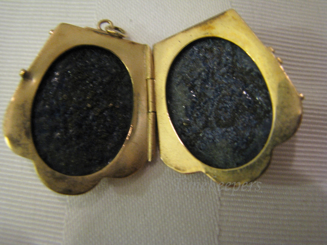 c019 Beautiful Vintage Etched 10k Yellow Gold Locket with Black Enamel Accents