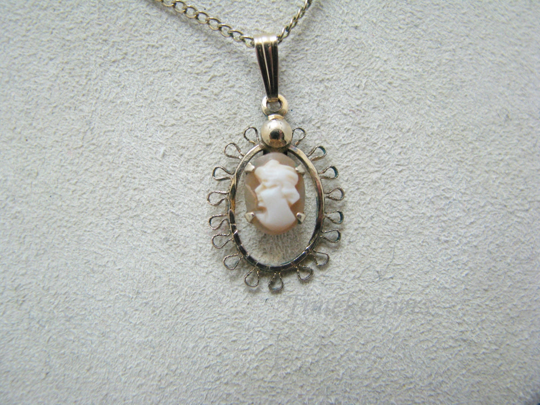 b051 Very Pretty Gold Filled Framed Cameo Pendant Necklace