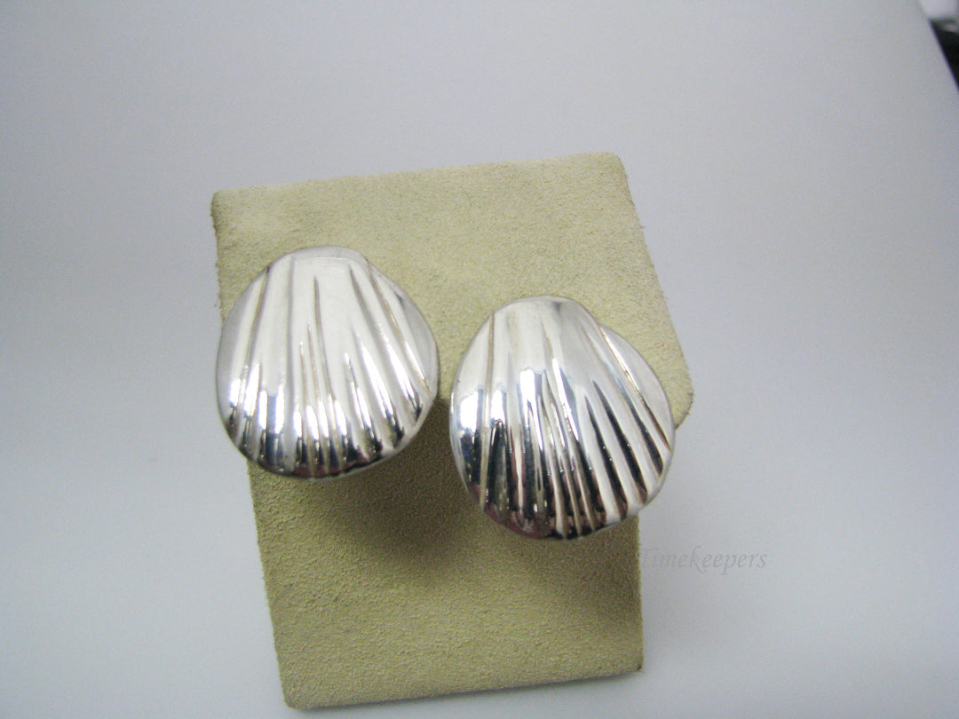 c530 Pretty Sterling Silver Shell Shaped Post Earrings