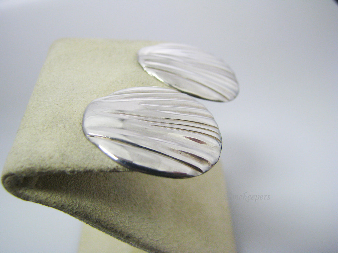 c530 Pretty Sterling Silver Shell Shaped Post Earrings