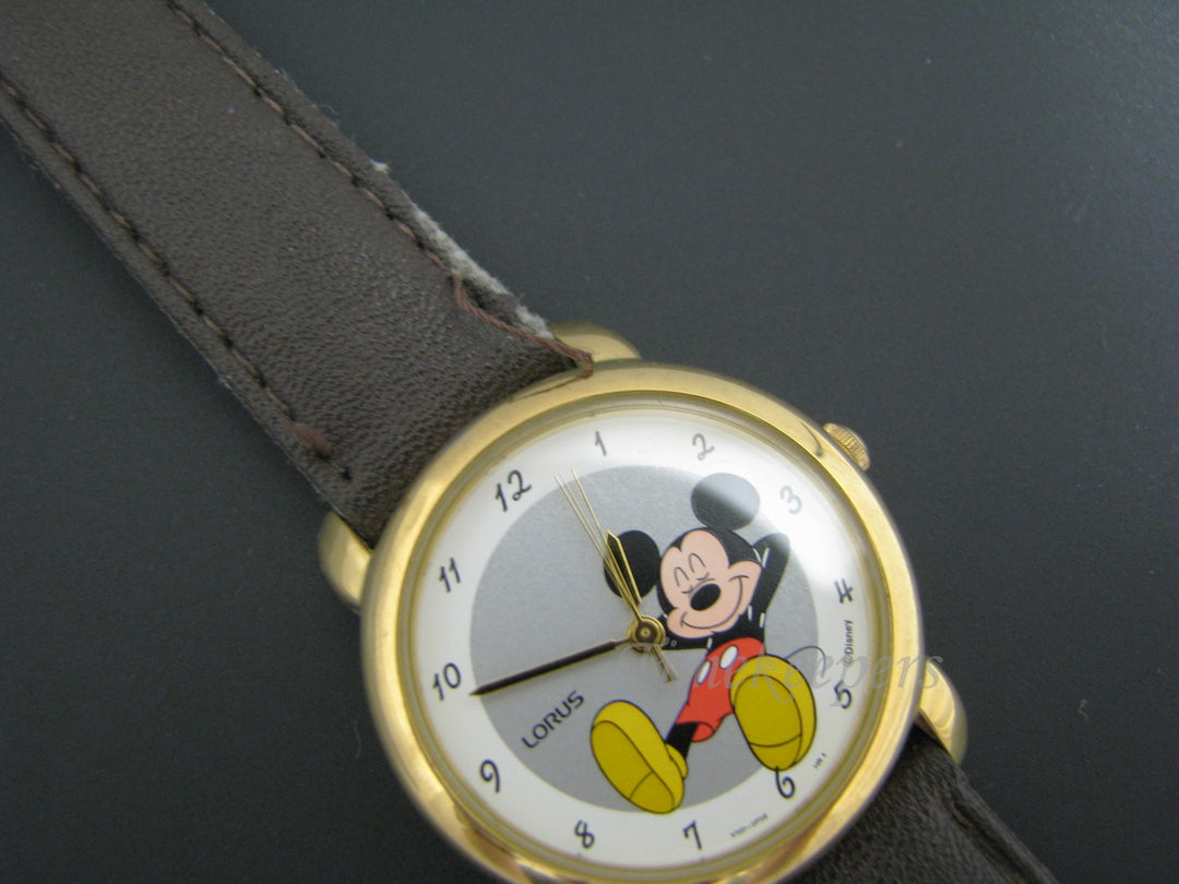 c176 Nice Pre-Owned Mickey Mouse Lorus Watch with Mickey Relaxing