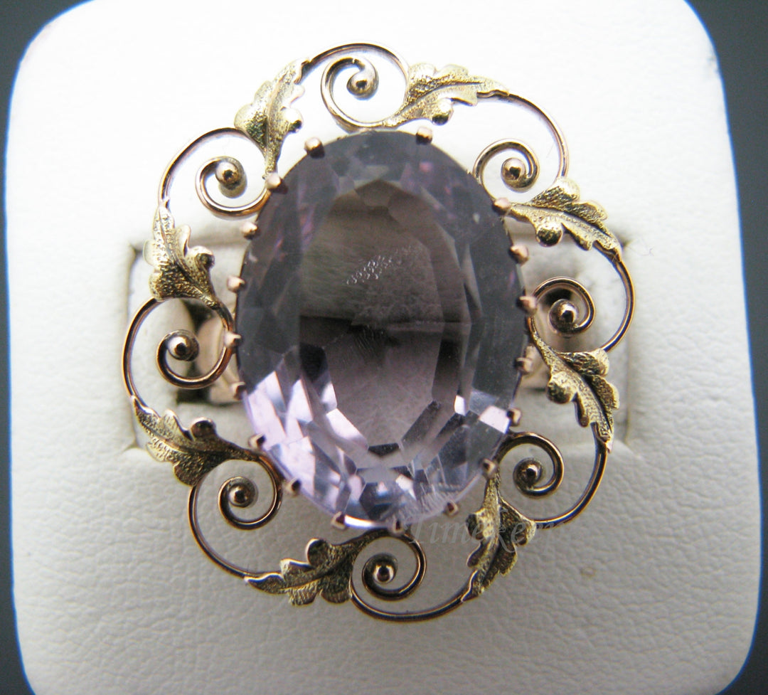 c506 Stunning Vintage Oval Amethyst Ring in 10k Yellow Gold