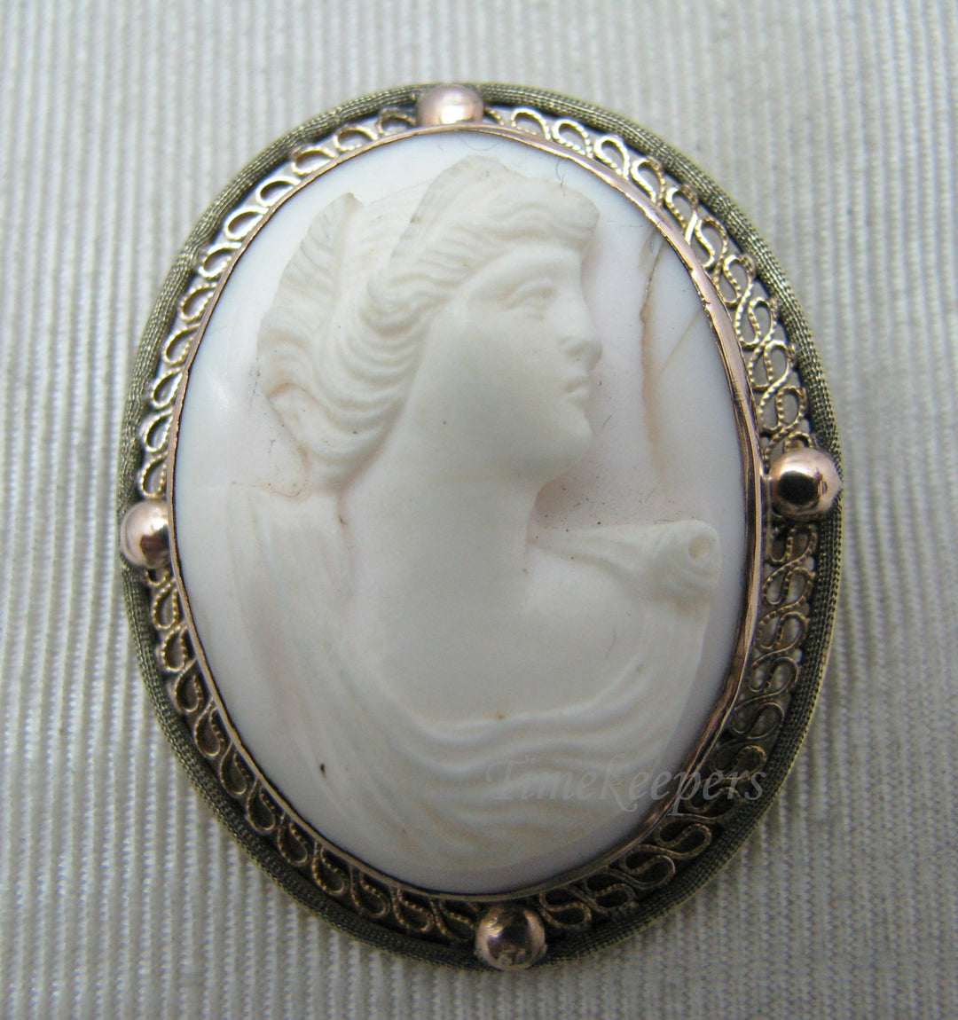 c001 Vintage Carved White Cameo Brooch/ Pendant in 10k Yellow Gold