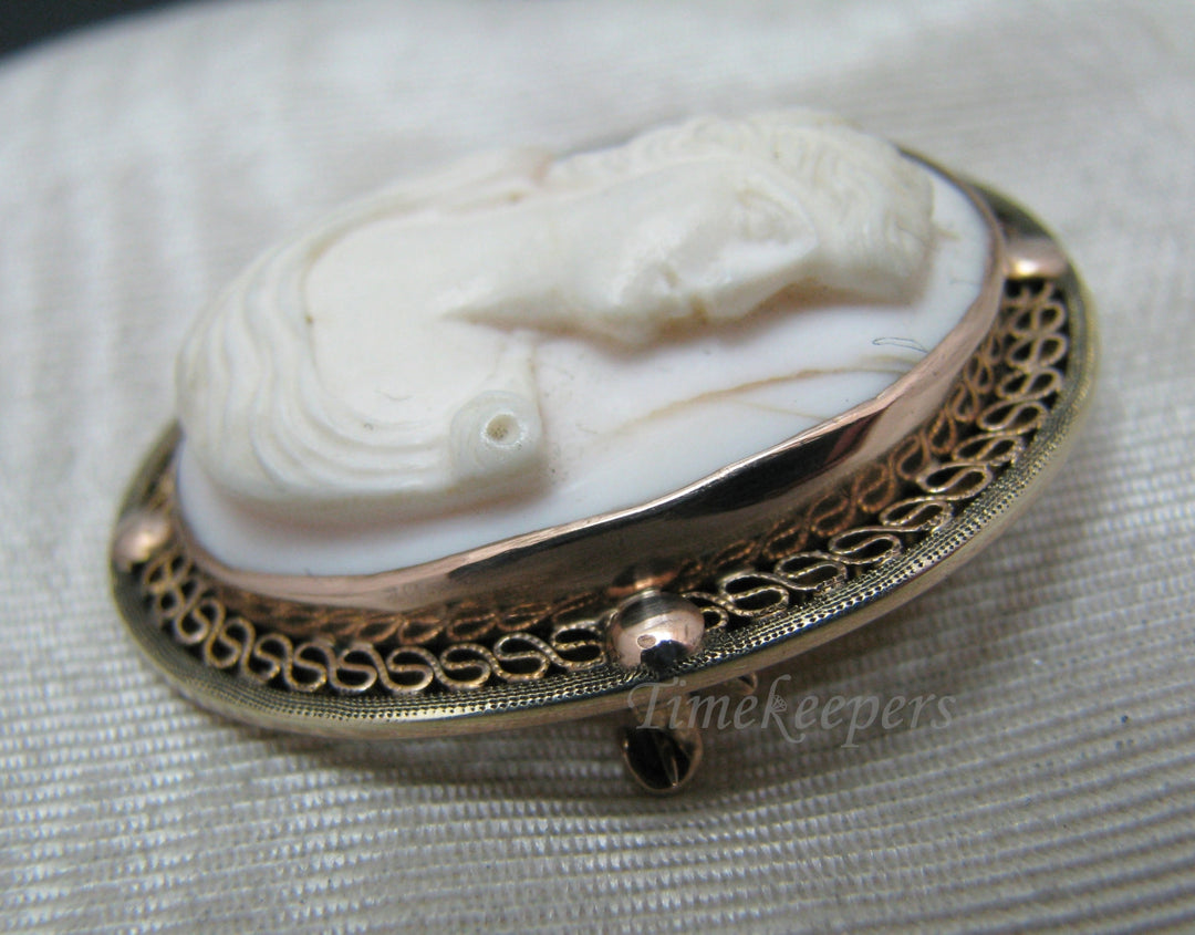 c001 Vintage Carved White Cameo Brooch/ Pendant in 10k Yellow Gold