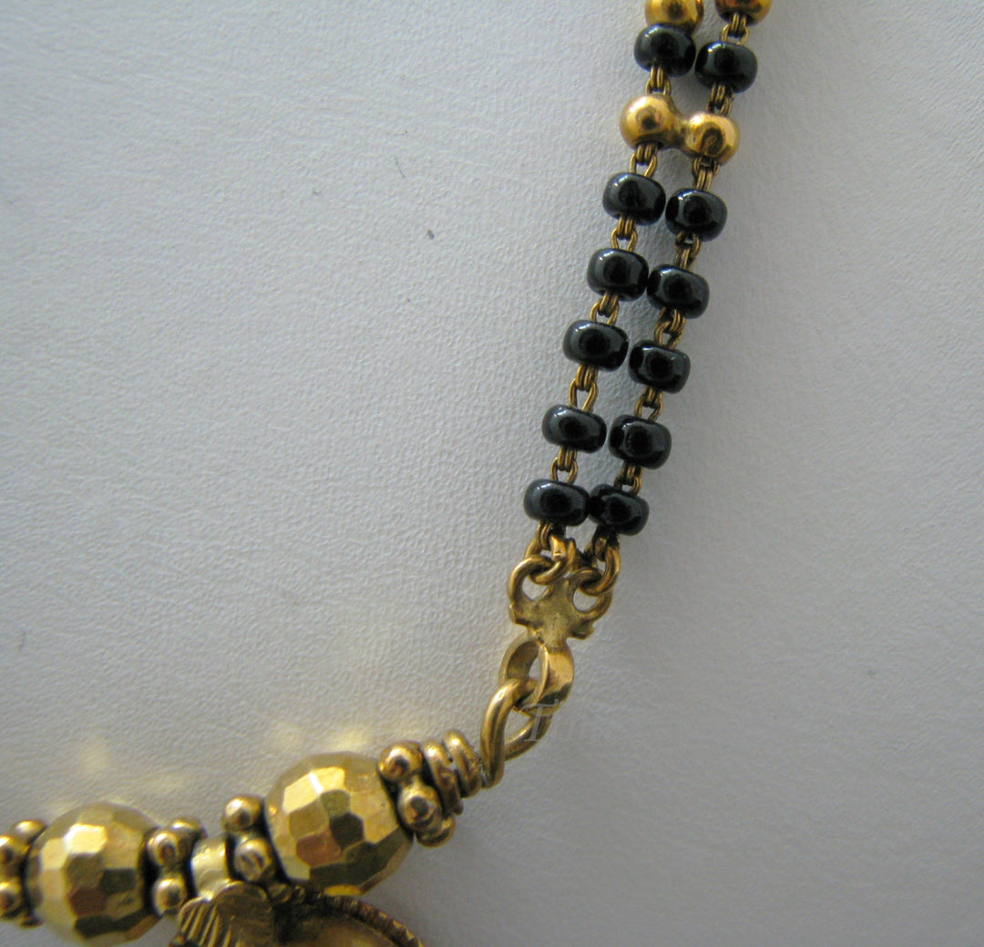 b122 Beautiful Vintage Black Onyx and 22k Yellow Gold Necklace