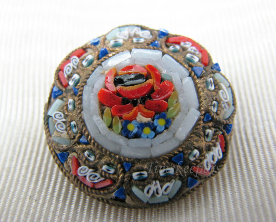a948 Beautiful Vintage Micro Mosaic Round Brooch in Blue and Red