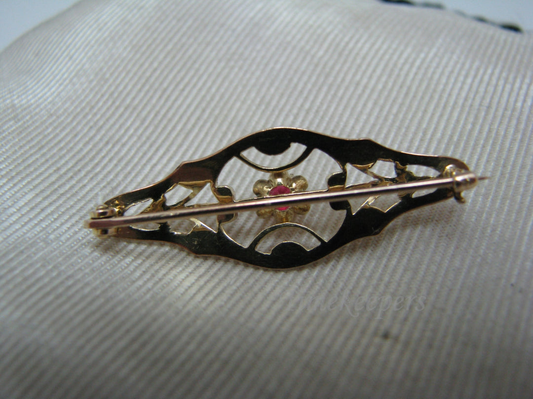 a579 Vintage 10k Yellow Gold Filigree Pin Brooch with a Single Center Ruby