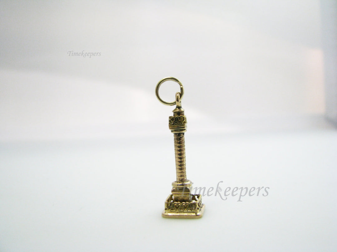 a700 Pretty 18k Yellow Gold Light Post Pendant Charm with Heart Fence at Base