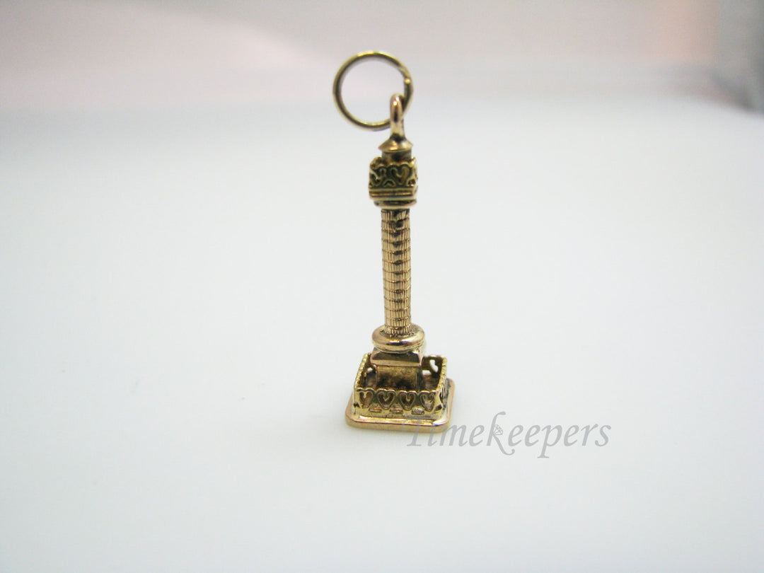 a700 Pretty 18k Yellow Gold Light Post Pendant Charm with Heart Fence at Base
