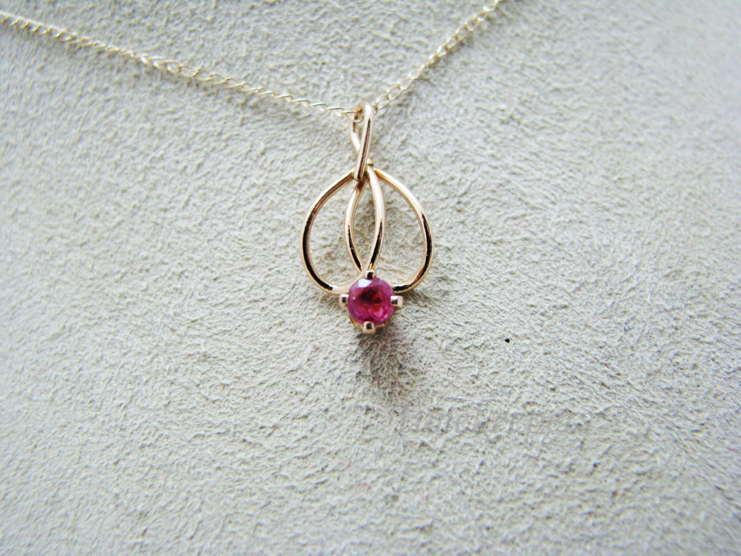 c688 Pretty Vintage Pink Stone Pendant in 14k Yellow Gold with 14k Yellow Gold Chain