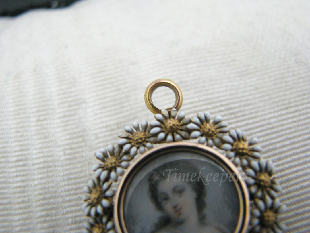 c104 Antique 14k Yellow Gold Portrait with Daisy Frame Brooch/ Pendant