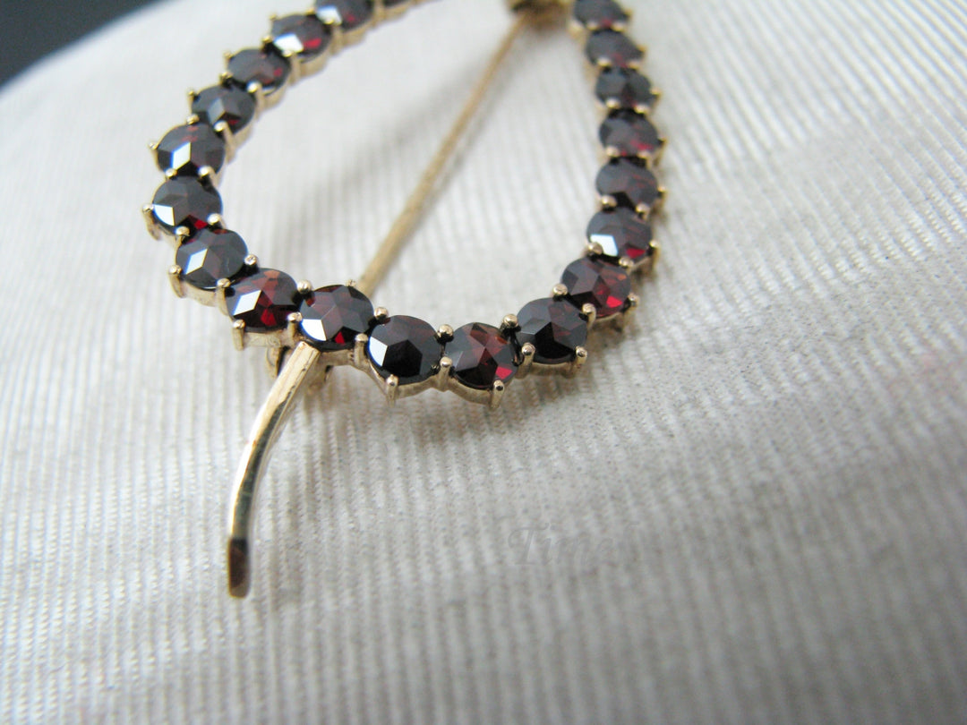 c403 Beautiful Vintage 10k Yellow Gold Garnet Leaf Brooch