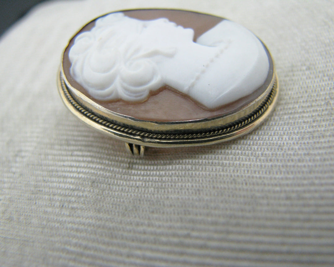 c250 Beautiful Vintage Carved Cameo Brooch/ Pendant in Sterling with Gold Wash