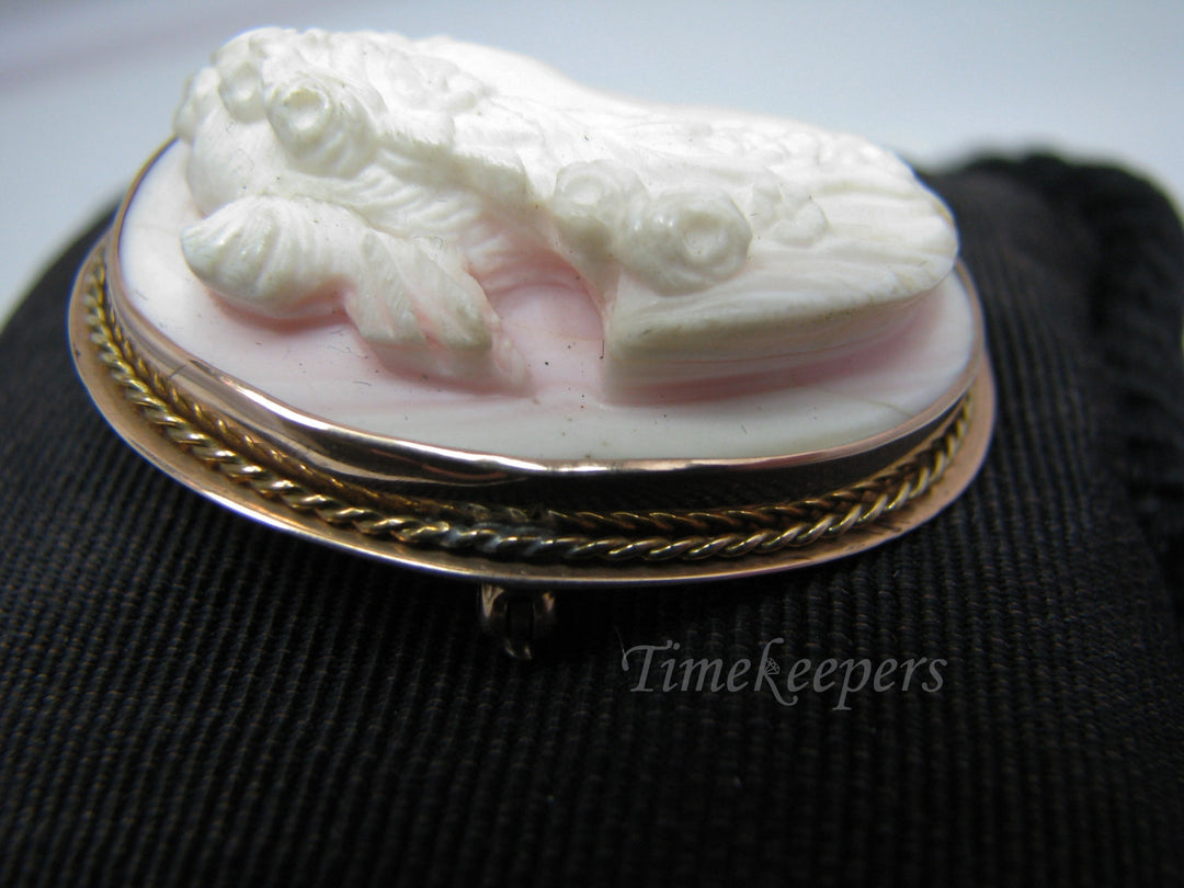 c158 Beautiful Vintage Carved White Shell Cameo Brooch in 10k Yellow Gold