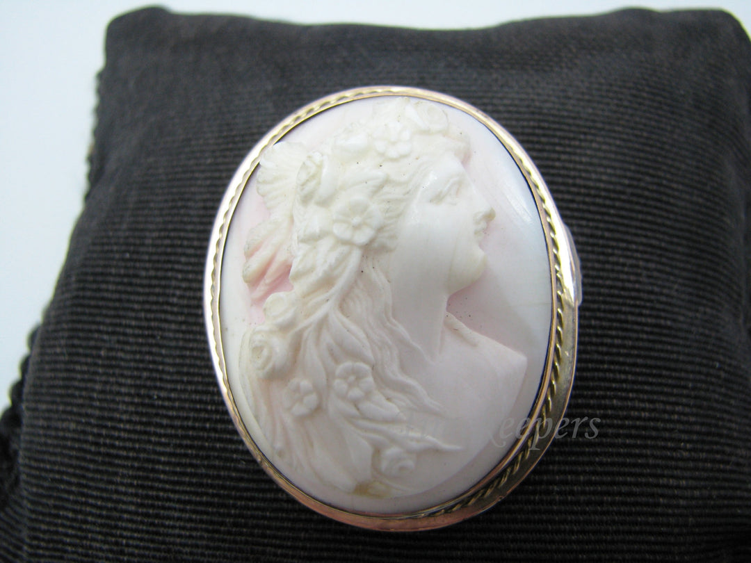 c158 Beautiful Vintage Carved White Shell Cameo Brooch in 10k Yellow Gold