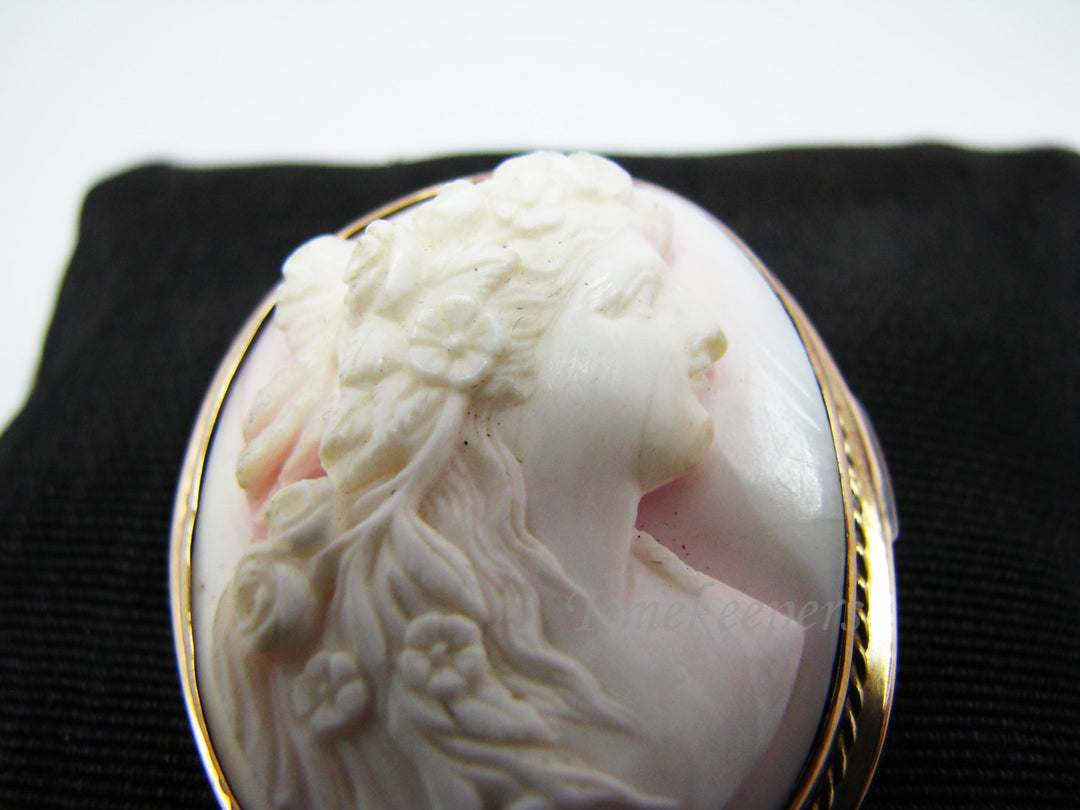 c158 Beautiful Vintage Carved White Shell Cameo Brooch in 10k Yellow Gold