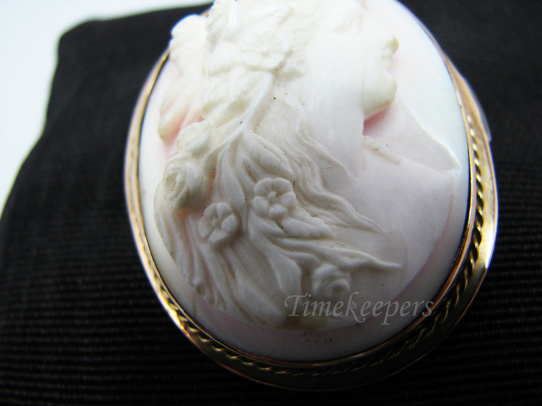 c158 Beautiful Vintage Carved White Shell Cameo Brooch in 10k Yellow Gold