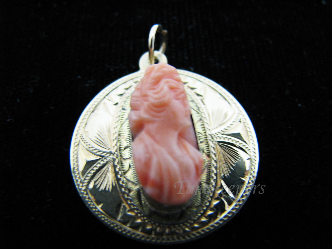 j033 Beautiful Unique Vintage Cameo Pendant on 14k Yellow Gold Disk