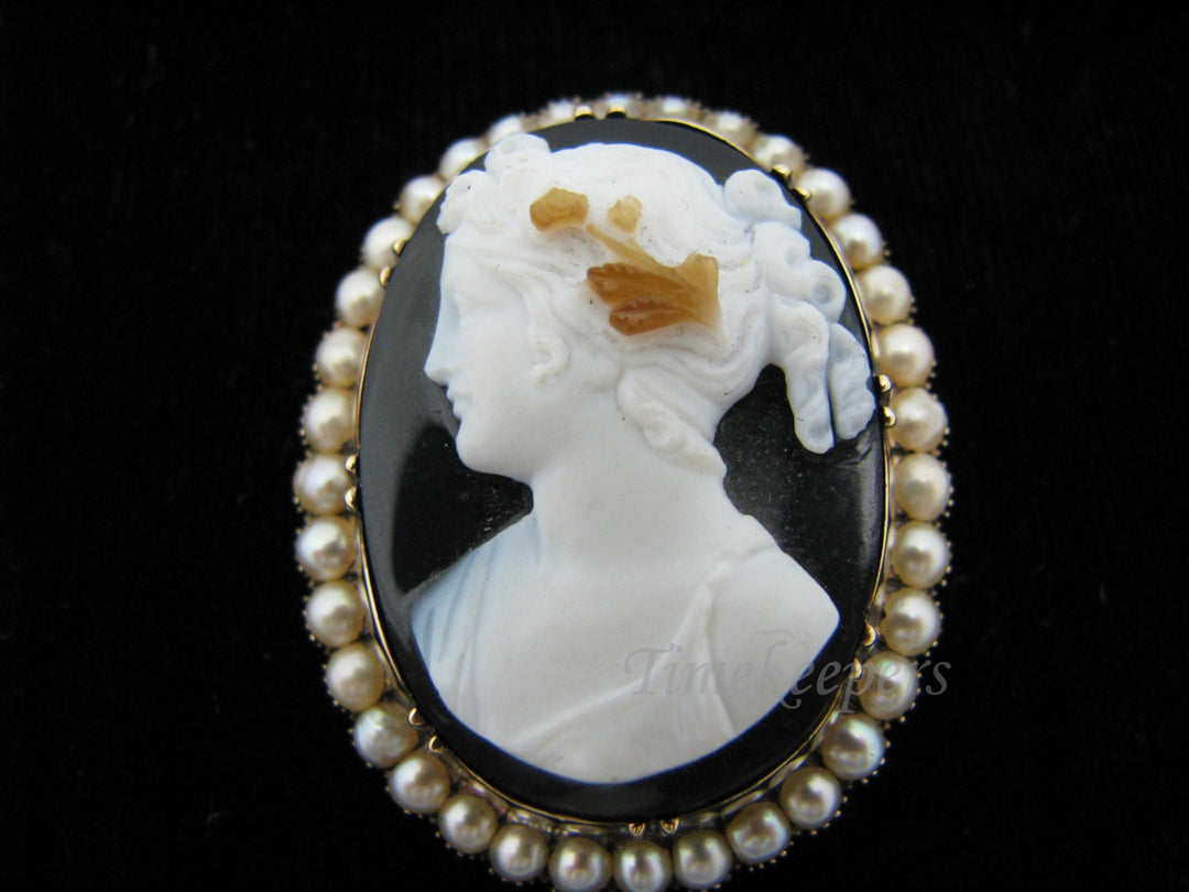 a874 Beautiful Antique Carved Dark Cameo Brooch in 14k Yellow Gold