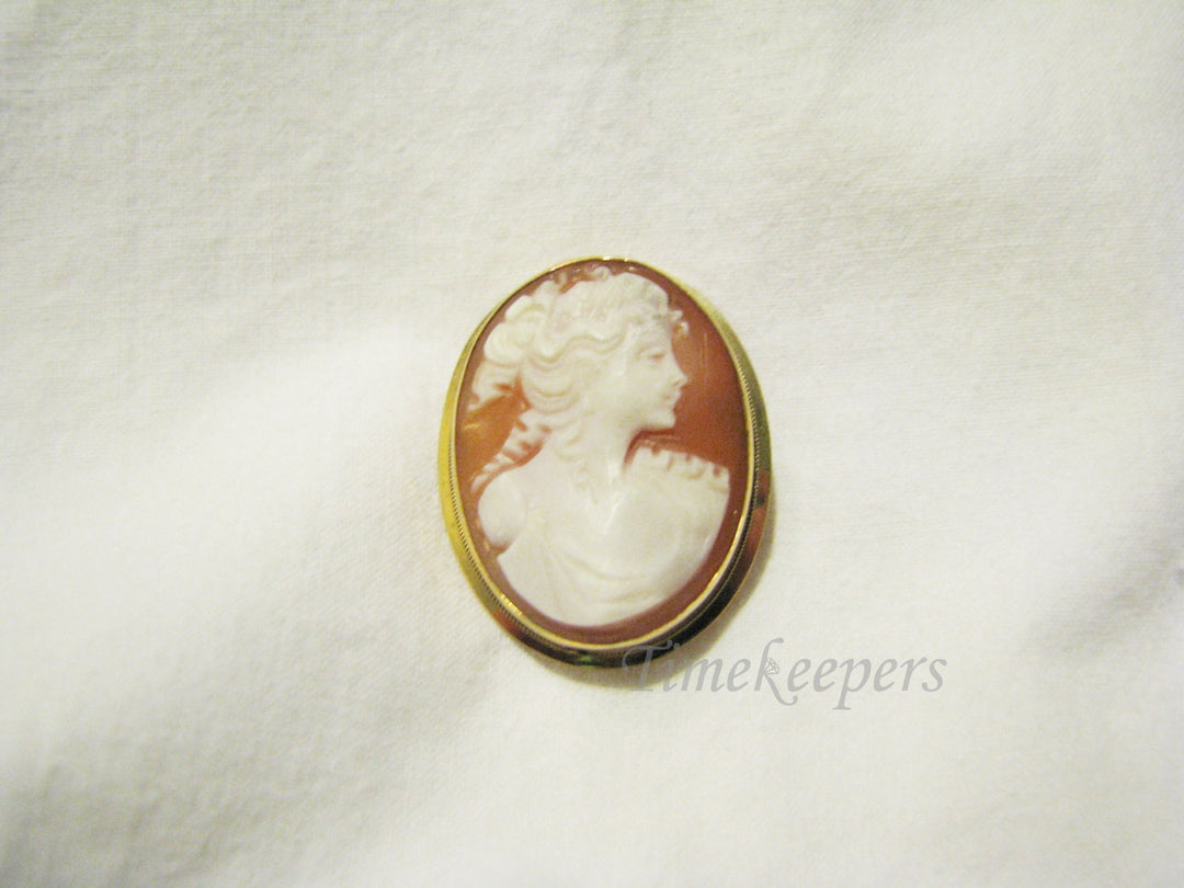 a049 Beautiful Vintage Carved Cameo Brooch in 18k Yellow Gold