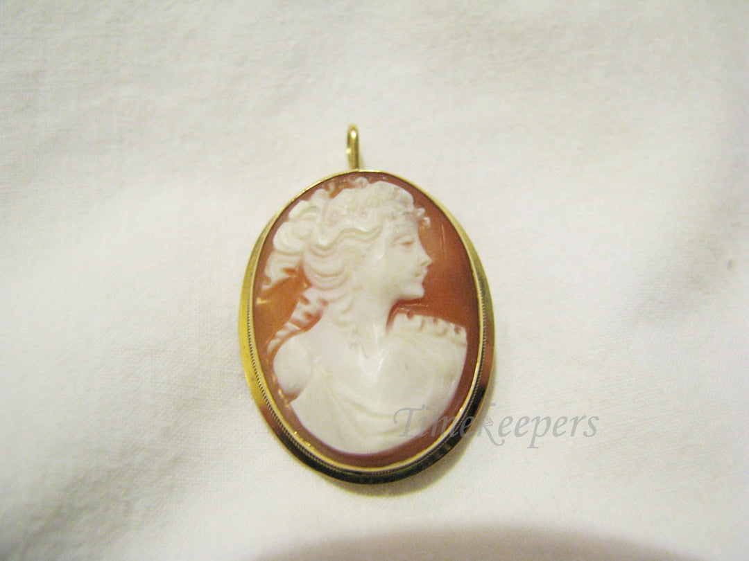 a049 Beautiful Vintage Carved Cameo Brooch in 18k Yellow Gold