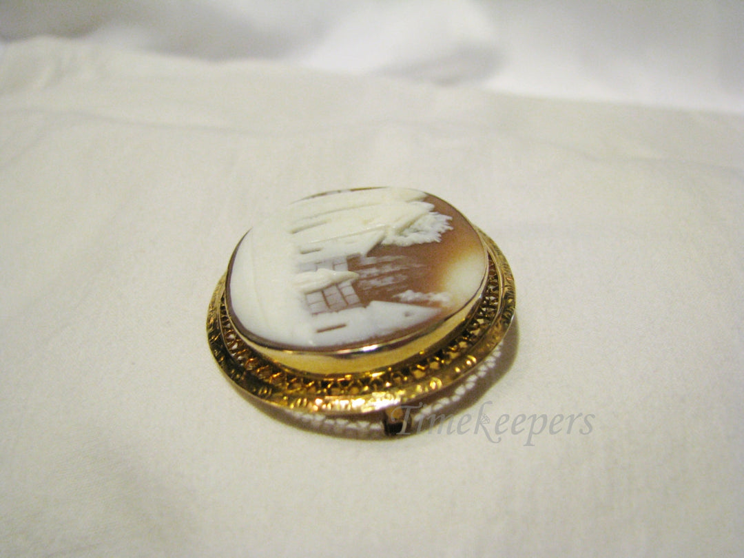 c939 Beautiful Vintage Carved Village Scene Cameo Brooch in 10k Yellow Gold