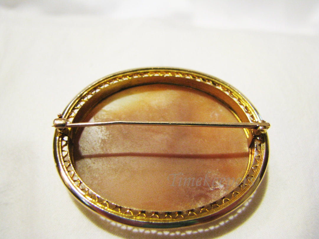 c939 Beautiful Vintage Carved Village Scene Cameo Brooch in 10k Yellow Gold