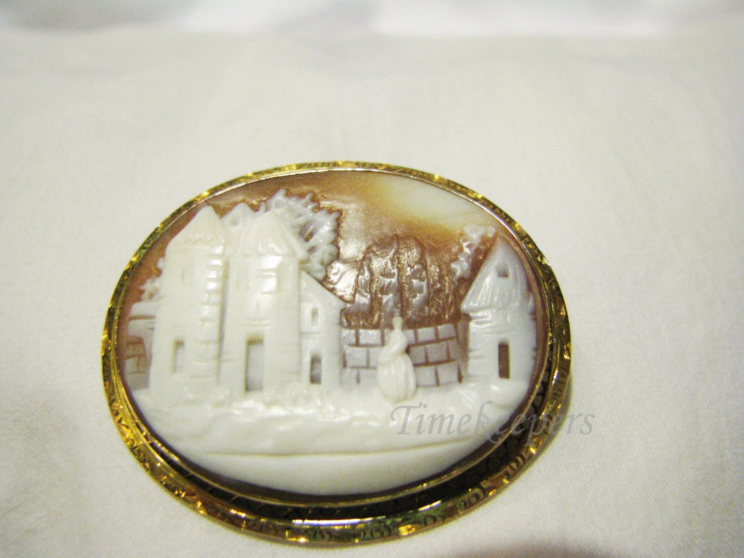 c939 Beautiful Vintage Carved Village Scene Cameo Brooch in 10k Yellow Gold