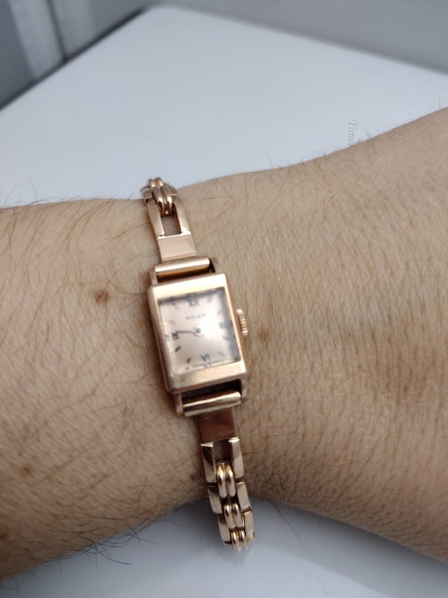 k600 Lovely Vintage Ladies 14kt Rose Gold Mechanical Rolex Wristwatch