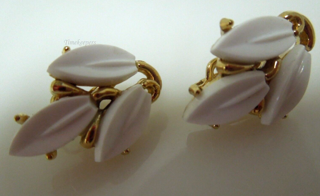 s628 Vintage Trifari White Poured Glass Clip Earrings Very Pretty