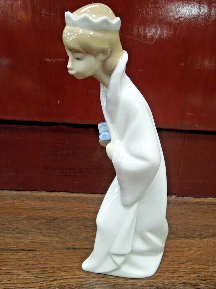 s665 Lladro Figurine King Gaspar carrying Blue Gift Number 4674- Boxed Childrens Nativity