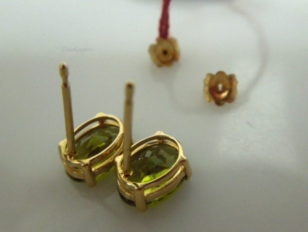 t114 14kt Yellow Gold Peridot Studs Earrings,14kt Yellow Gold Studs,14kt Gold Studs