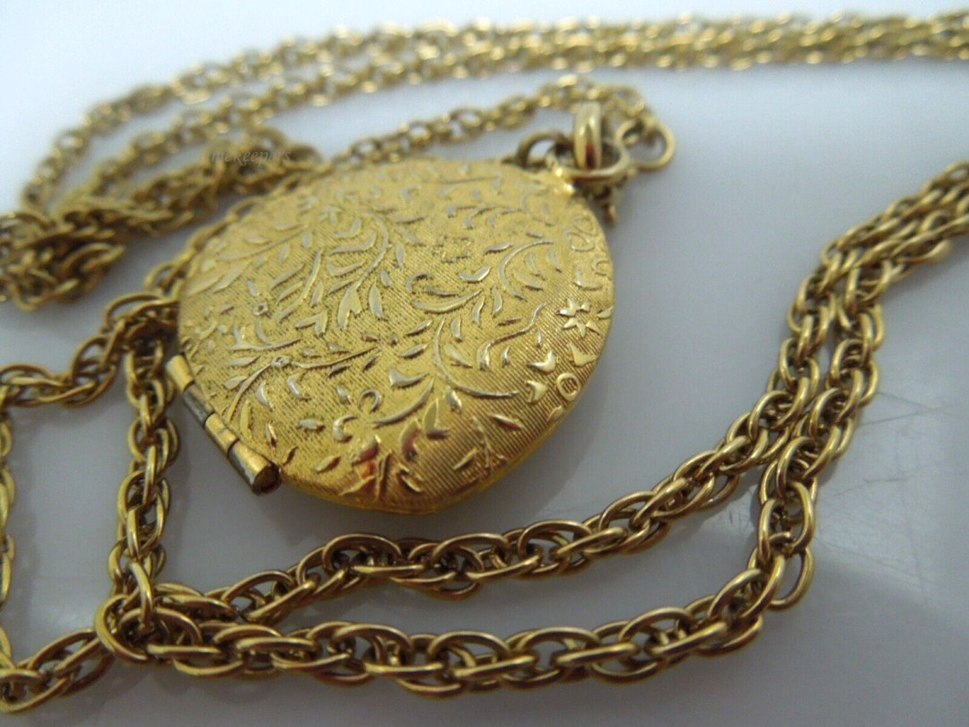 t156 Vintage Gold Filled Etched Photo Locket Pendant with Chain 24"