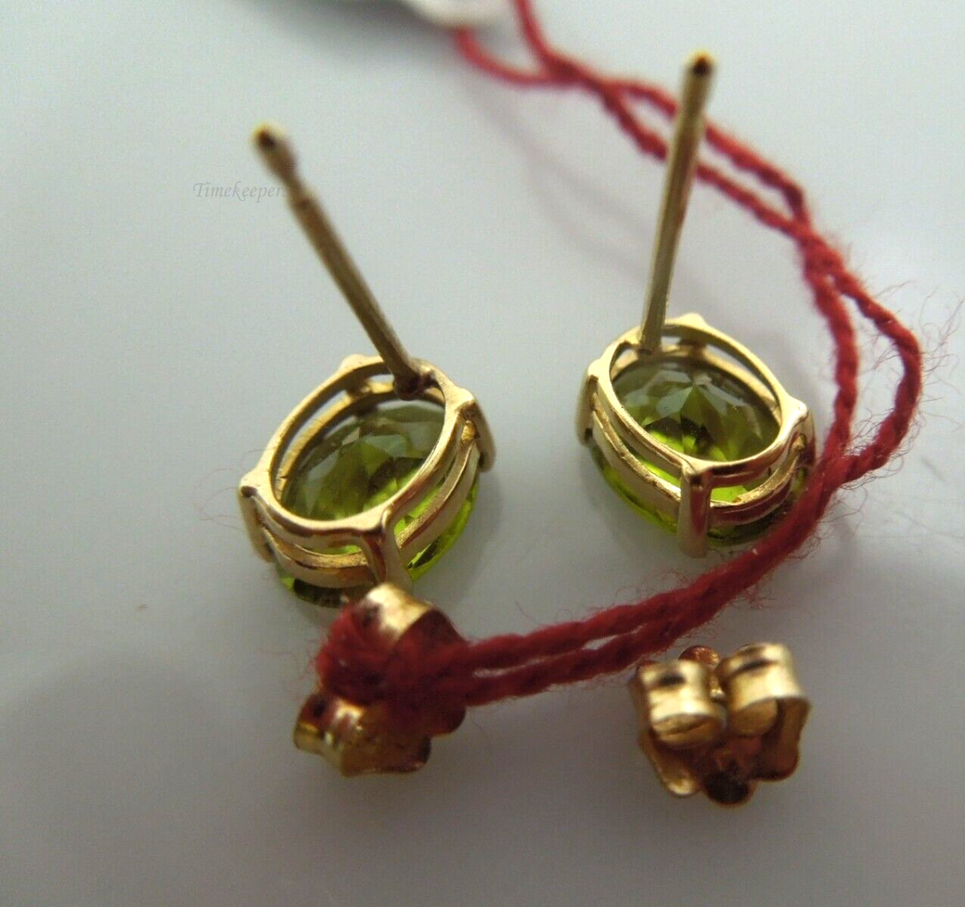 t114 14kt Yellow Gold Peridot Studs Earrings,14kt Yellow Gold Studs,14kt Gold Studs