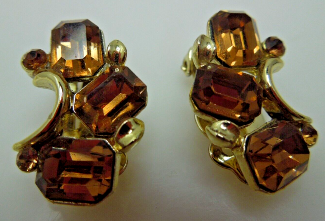 s642 LISNER Beautiful Vintage Gold Tone Amber Rhinestone Clip Earrings  Signed   