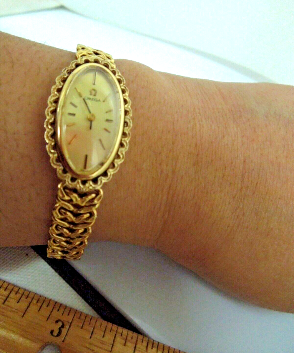 t056 Vintage Omega Watch Co 14k Gold Women’s Wrist Watch  