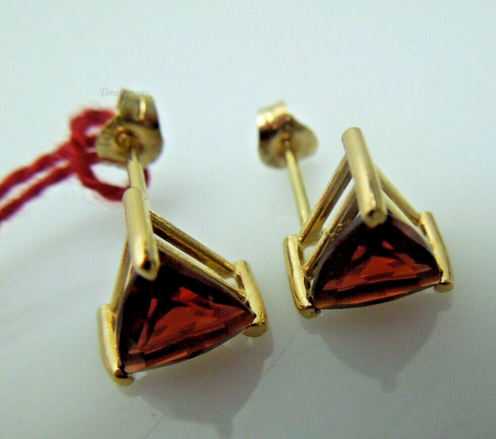 s904 Pretty Pair of 14kt Solid Yellow Gold Garnet Studs 