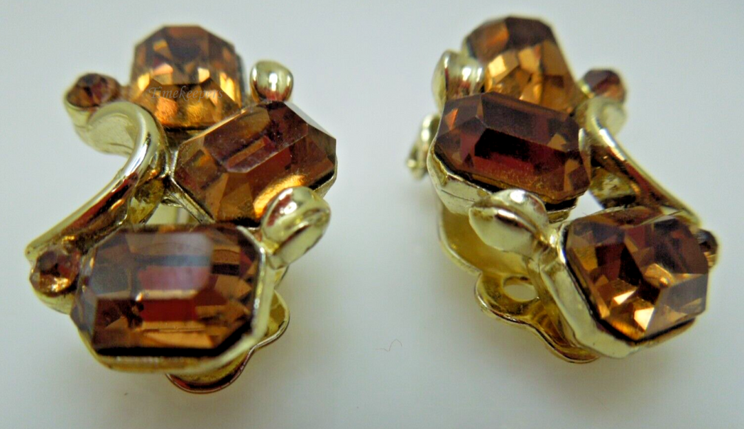 s642 LISNER Beautiful Vintage Gold Tone Amber Rhinestone Clip Earrings  Signed   