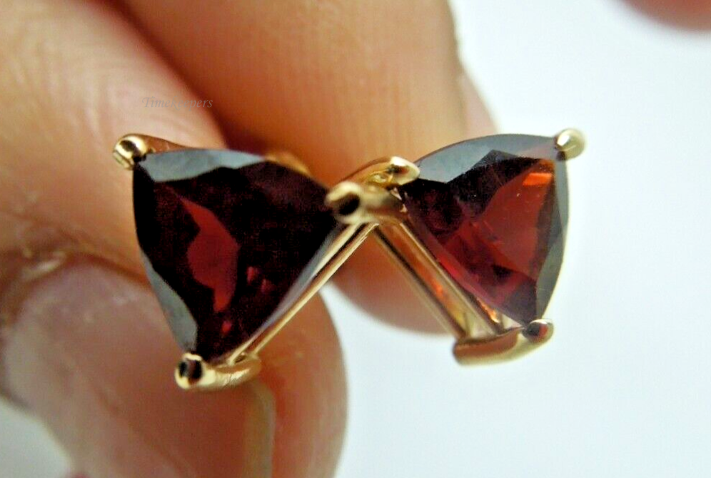 s904 Pretty Pair of 14kt Solid Yellow Gold Garnet Studs 