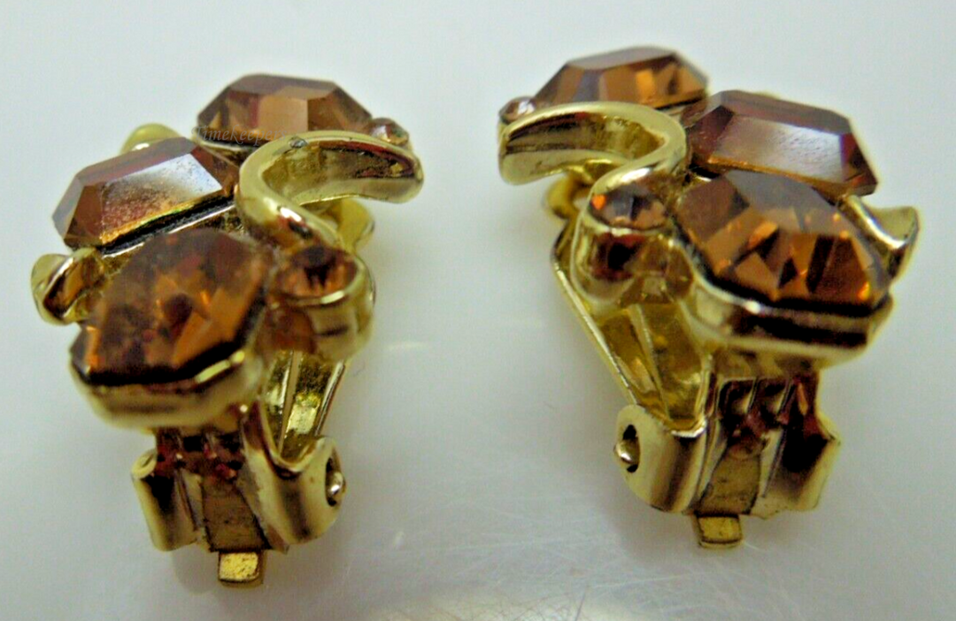 s642 LISNER Beautiful Vintage Gold Tone Amber Rhinestone Clip Earrings  Signed   