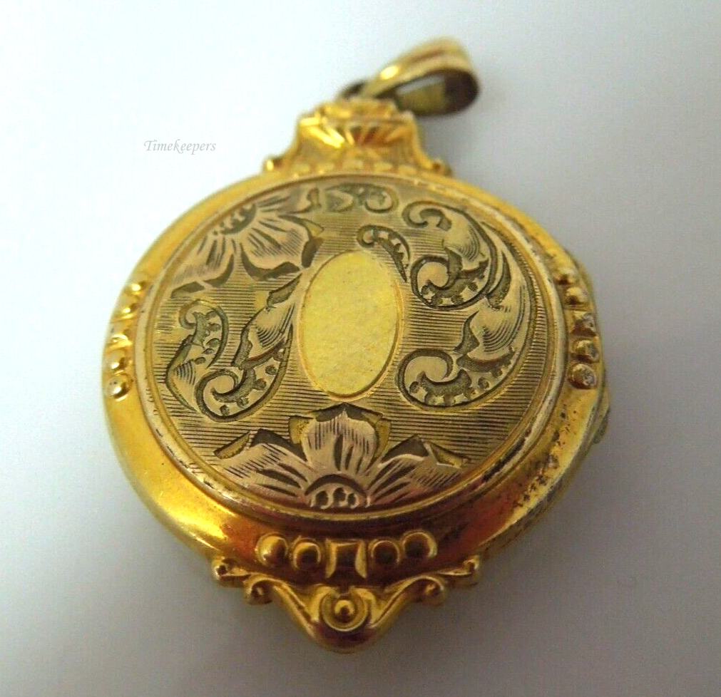 s954  Antique Walter E Hayward 12K Gold Filled Round Gold Filled Etched Photo Locket Signed