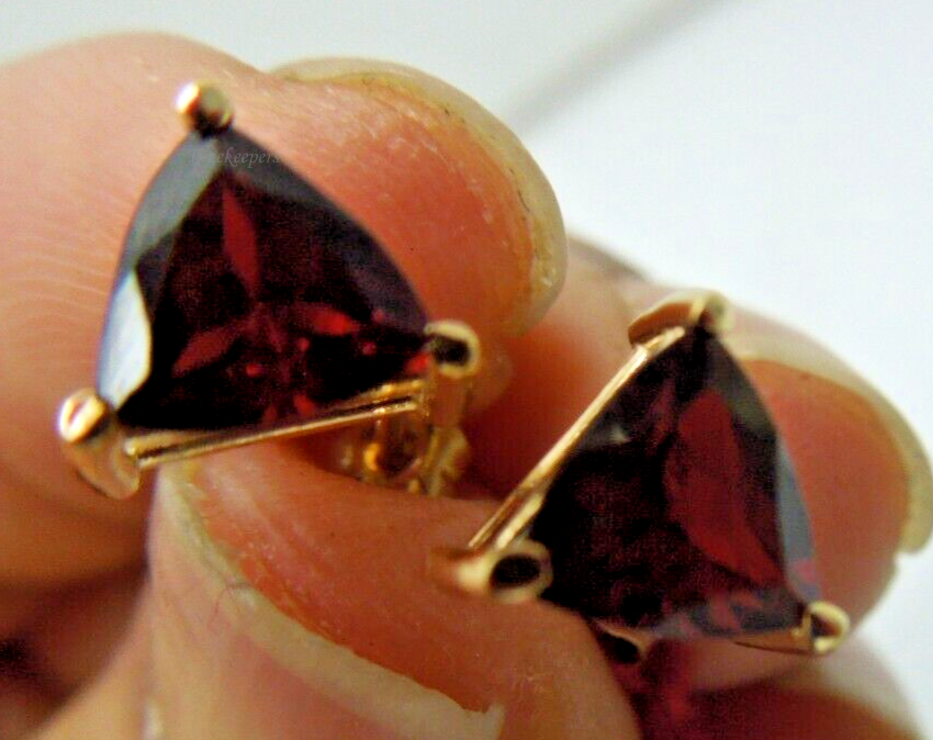 s904 Pretty Pair of 14kt Solid Yellow Gold Garnet Studs 