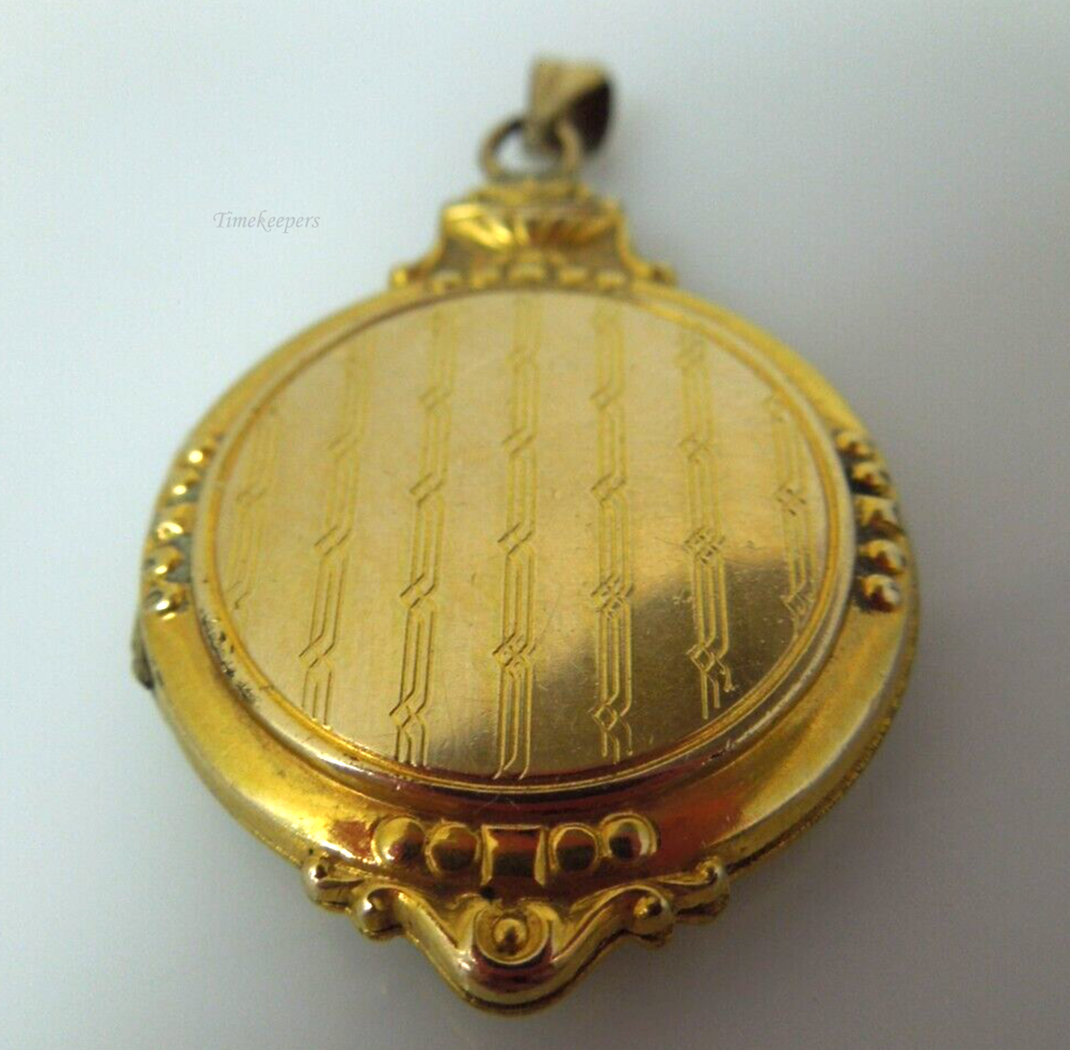 s954  Antique Walter E Hayward 12K Gold Filled Round Gold Filled Etched Photo Locket Signed