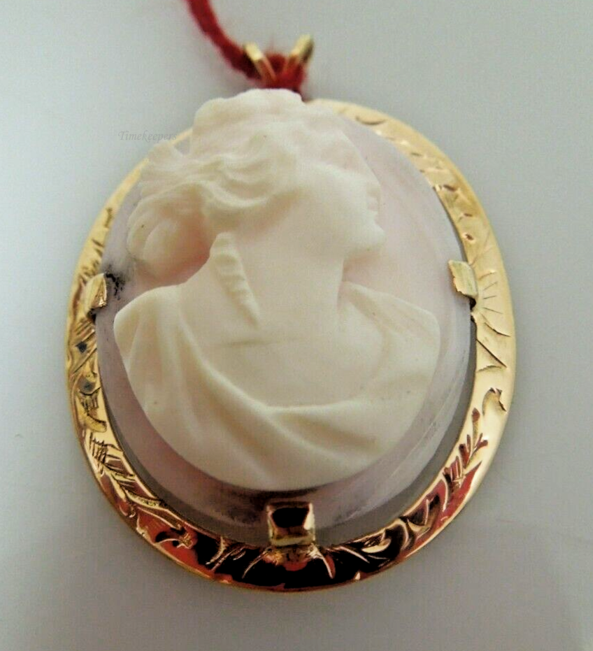 t009 Vintage 10kt Yellow Gold Carved Cameo shell Pendant Locket