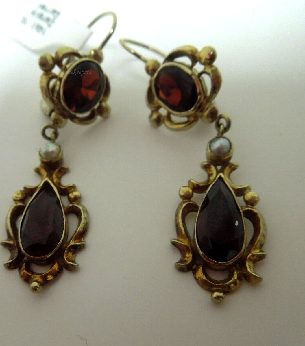 s155 Pretty Pair of 14kt Yellow Gold Garnet Dangle and Drop Earrings