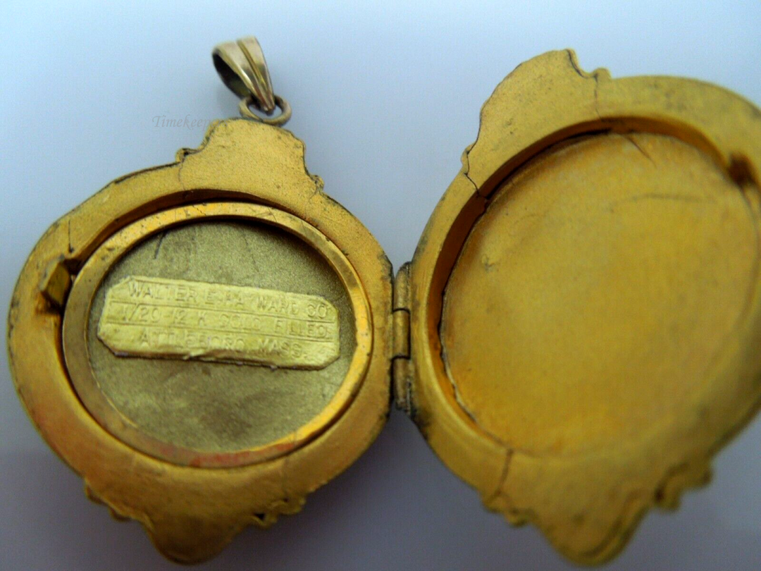 s954  Antique Walter E Hayward 12K Gold Filled Round Gold Filled Etched Photo Locket Signed